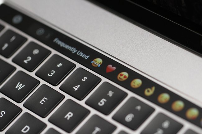 Ảnh thực tế Macbook Pro mới với thanh Touch Bar cảm ứng