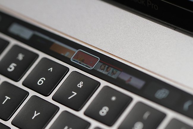 Ảnh thực tế Macbook Pro mới với thanh Touch Bar cảm ứng