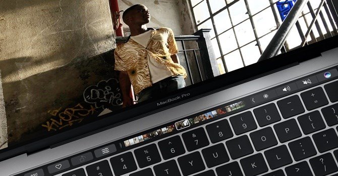 Apple ra mắt mẫu laptop mới với 2 màn hình