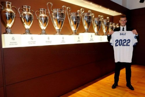 Gareth Bale cho Ronaldo “hít khói” về lương bổng