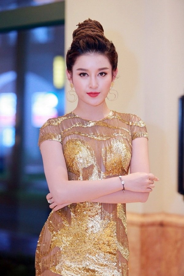 'Choáng' với chiếc váy dát vàng 'nửa kín nửa hở' của Á hậu Huyền My