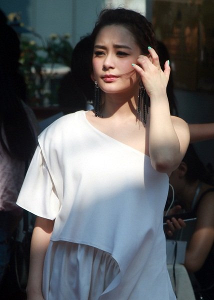 Cận cảnh nhan sắc Chung Hân Đồng sau 8 năm scandal lộ ảnh nóng