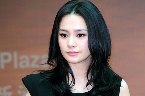 Cận cảnh nhan sắc Chung Hân Đồng sau 8 năm scandal lộ ảnh nóng