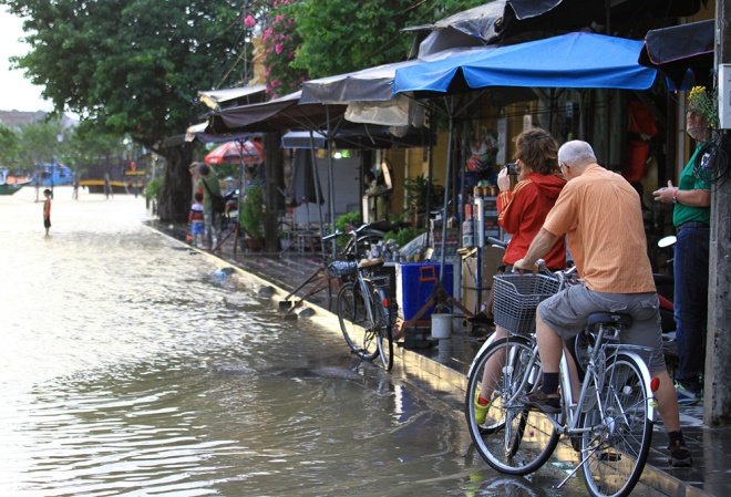 Nước ngập ở phố cổ Hội An, khách Tây bì bõm lội nước tham quan