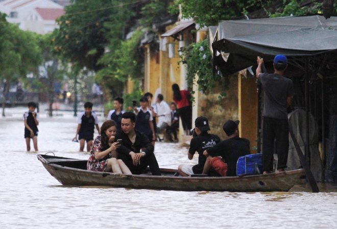 Nước ngập ở phố cổ Hội An, khách Tây bì bõm lội nước tham quan