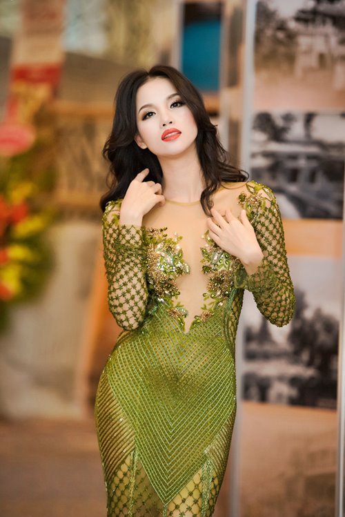 7 chiếc váy nóng bỏng “gây bão” ở các kỳ LHP Việt