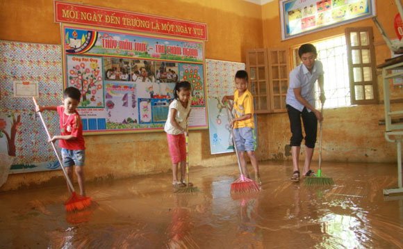 Hậu lũ lụt ở miền Trung: Trường lớp ngổn ngang, đường học đứt đoạn