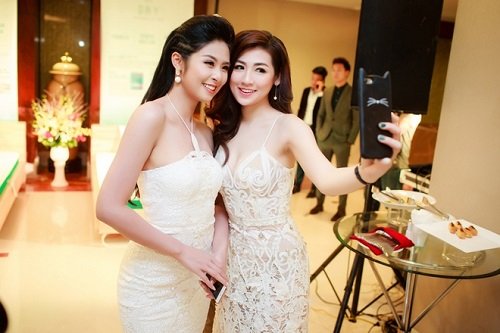 Ngọc Hân, Tú Anh so sắc với đầm cúp xẻ ngực gợi cảm