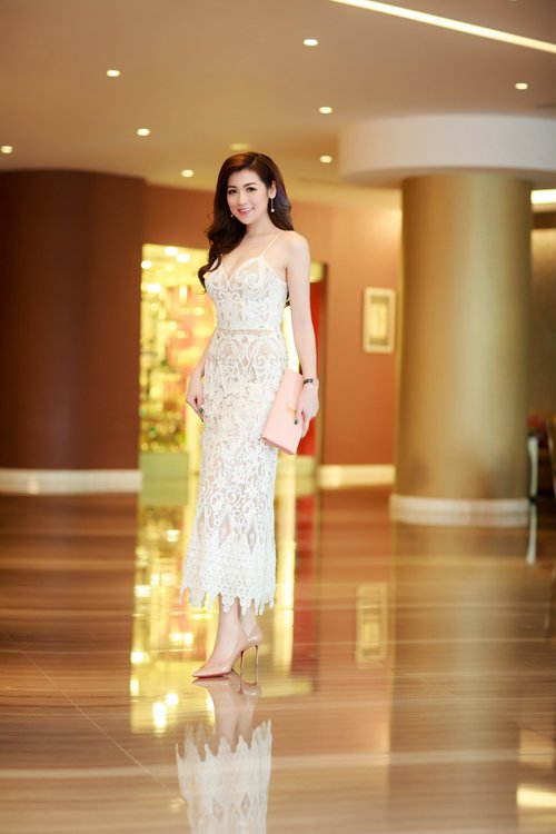 Ngọc Hân, Tú Anh so sắc với đầm cúp xẻ ngực gợi cảm