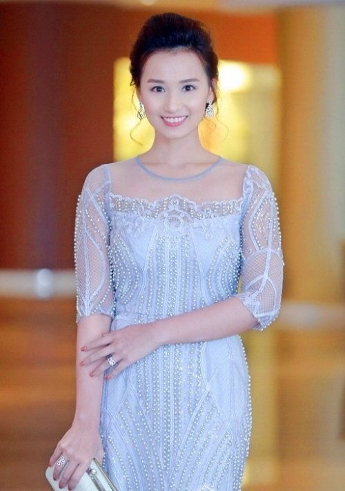 Ngọc Hân, Tú Anh so sắc với đầm cúp xẻ ngực gợi cảm