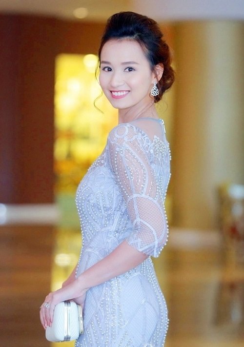 Ngọc Hân, Tú Anh so sắc với đầm cúp xẻ ngực gợi cảm