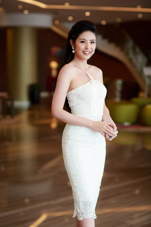 Ngọc Hân, Tú Anh so sắc với đầm cúp xẻ ngực gợi cảm