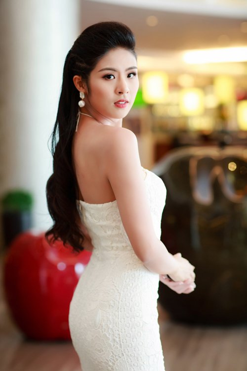 Ngọc Hân, Tú Anh so sắc với đầm cúp xẻ ngực gợi cảm