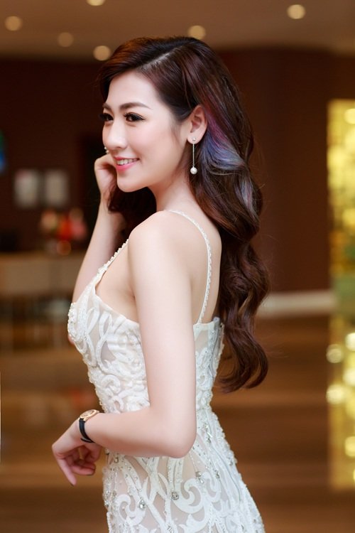 Ngọc Hân, Tú Anh so sắc với đầm cúp xẻ ngực gợi cảm