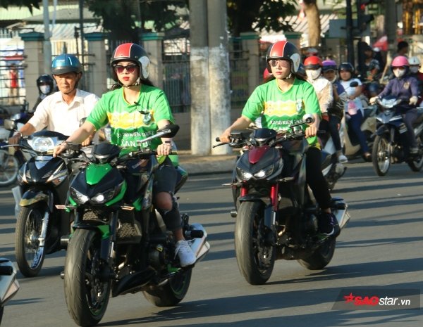 Dàn hot girl đi mô tô khủng quậy tưng bừng chào mừng Quang Hải, Duy Mạnh