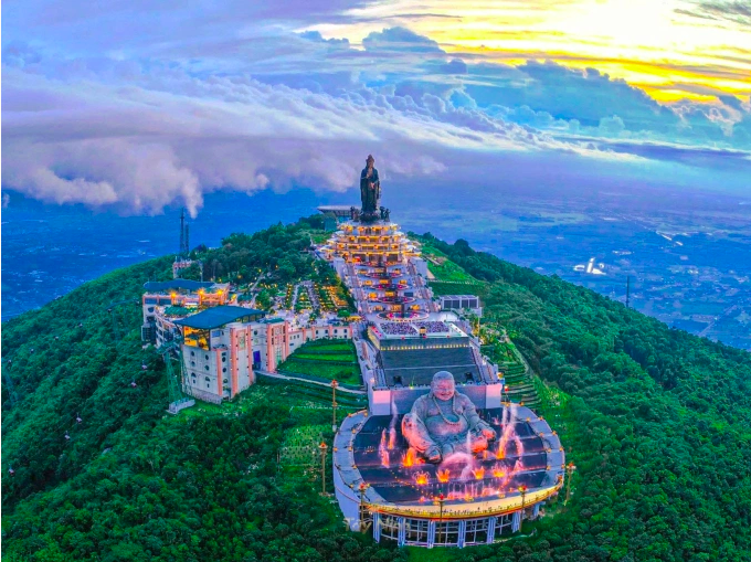 Tượng Phật cao 7,2 m tại núi Bà Đen