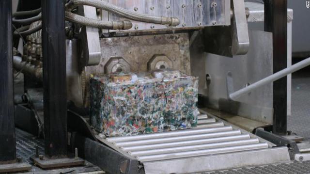 Một công ty khởi nghiệp đang biến các loại nhựa khó tái chế nhất trở thành khối xây dựng - Ảnh 1.